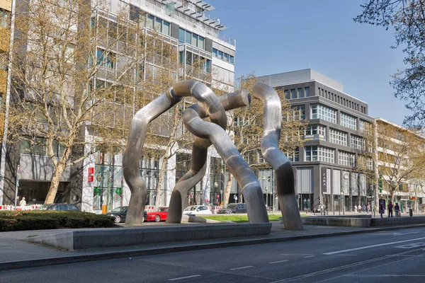 Gebroken ketting kunst installatie in Kurfurstendamm Avenue in Berlijn, Duitsland. — Stockfoto