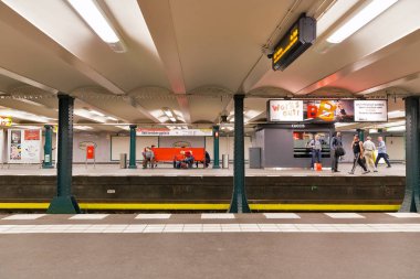 Berlin Wittenberg kare metro istasyonu içinde Yolcular, Almanya.