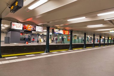 Berlin Wittenberg kare metro istasyonu içinde Yolcular, Almanya.