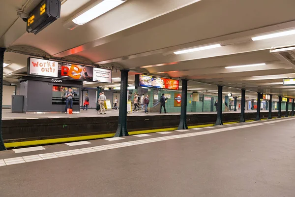 Passagers à l'intérieur de la station de métro Wittenberg Square à Berlin, Allemagne . — Photo