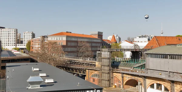 Мбаппе с железной дорогой U-B в Берлине, Германия . — стоковое фото