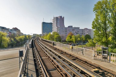 Berlin 'de U-Bahn demiryolu ile Cityscape, Almanya.
