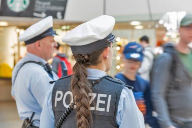 Tegel havaalanında polis. Berlin, Almanya.