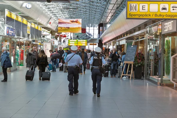 Polícia no aeroporto de Tegel. Berlim, Alemanha . — Fotografia de Stock