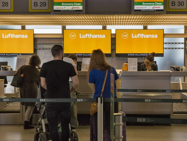 Contador de registro de voo Lufthansa emAeroporto de Tegel. Berlim, Alemanha . — Fotografia de Stock