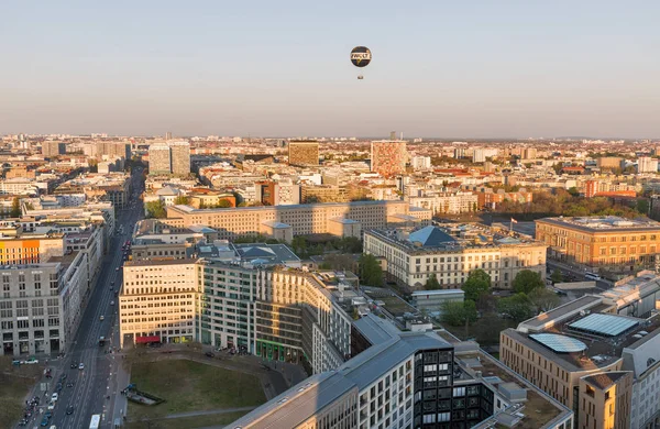 Paisaje urbano aéreo nocturno de Berlín, Alemania . — Foto de Stock