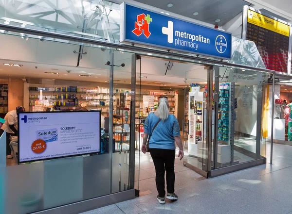 Metropolitan Pharmacy i Berlin Tegel flygplats, Tyskland. — Stockfoto