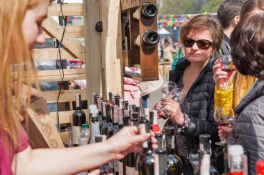 Kiev Şarap Festivali sırasında Bugeuli Gürcü şarapçılık standı, Ukrayna.