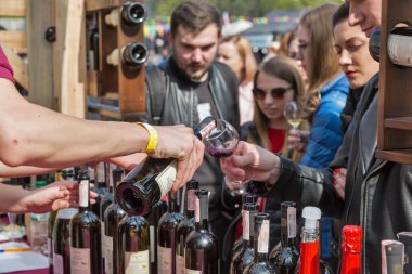 Kiev Şarap Festivali sırasında Bugeuli Gürcü şarapçılık standı, Ukrayna.