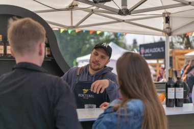 Kiev Şarap Festivali sırasında Koktebel Ukrayna şarapçılık standı, Ukrayna.
