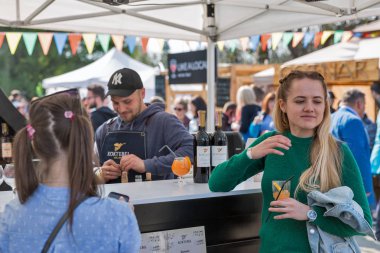 Kiev Şarap Festivali sırasında Koktebel Ukrayna şarapçılık standı, Ukrayna.