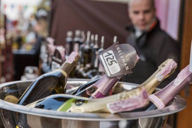 Kiev Şarap Festivali sırasında Inkerman Ukrayna şarapçılık standı, Ukrayna.