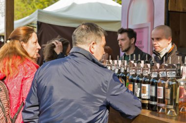 Kiev Şarap Festivali sırasında Inkerman Ukrayna şarapçılık standı, Ukrayna.