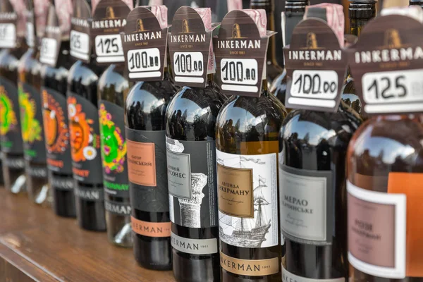 Bodega ucraniana Inkerman stand durante el Festival del Vino en Kiev, Ucrania . — Foto de Stock