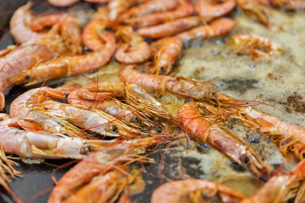 Cooking shrimps in boiling oil closeup — Stock Photo, Image
