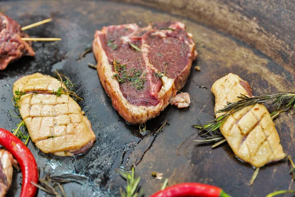 Cozinhar bife de carne na costela osso e peito de pato close-up — Fotografia de Stock