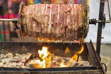Shawarma pişirme, et katmanları şişte dizilmiş.,