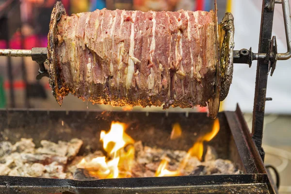 烹调沙瓦玛，肉层挂在绞架上, — 图库照片