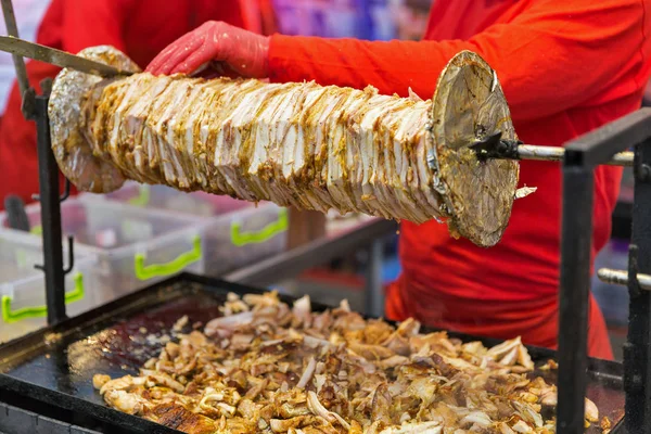 Shawarma pişirme, et katmanları şişte dizilmiş., — Stok fotoğraf