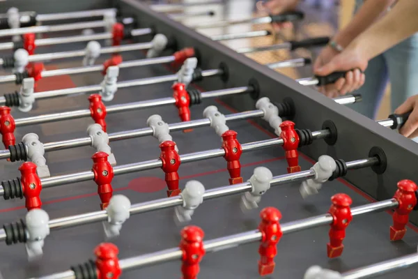 Menschen spielen Tischkicker Nahaufnahme indoor — Stockfoto