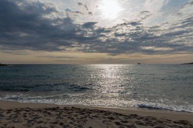 Ajaccio yakınlarındaki Capo di Feno fırtınalı plaj, Fransa.