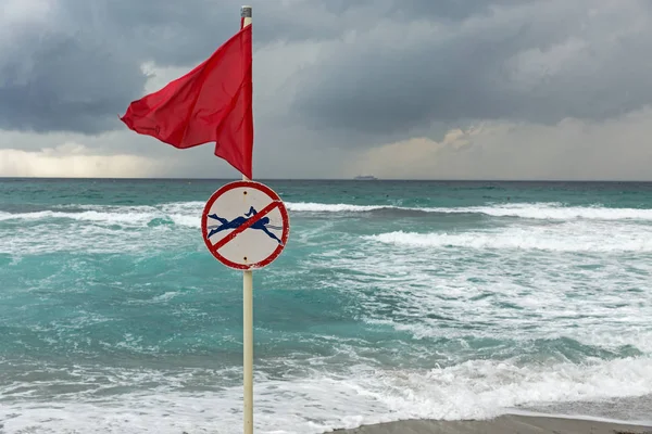 Червоний попереджувальний прапор на морському пляжі — стокове фото