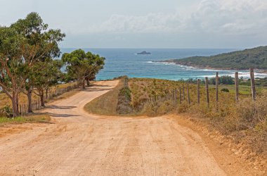 Ajaccio yakınlarındaki Capo di Feno plajına giden yol, Korsika, Fransa.