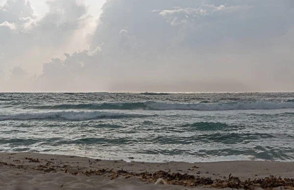 Capo di Feno playa tormentosa cerca de Ajaccio, Francia . —  Fotos de Stock