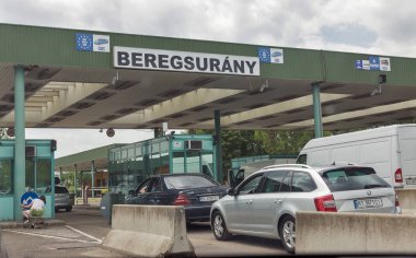 Beregsurany, Macaristan Macaristan sınırının gümrük kontrol noktasında arabalar.
