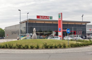 İnsanlar Lendava, Slovenya'daki Spar süpermarketini ziyaret etti.