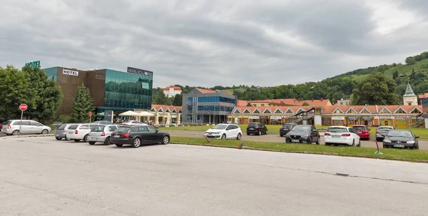 Stadtbild mit kubistischem Hotel und Geschäften in lendava, Slowenien. — Stockfoto