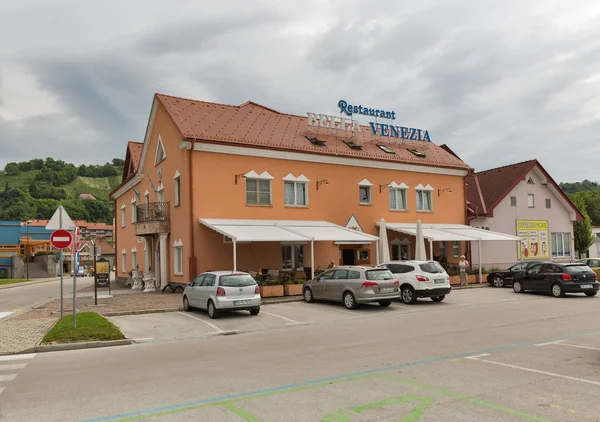As pessoas visitam o restaurante Bella Venezia em Lendava, Eslovénia . — Fotografia de Stock
