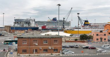 Livorno limanında feribot terminali, İtalya.