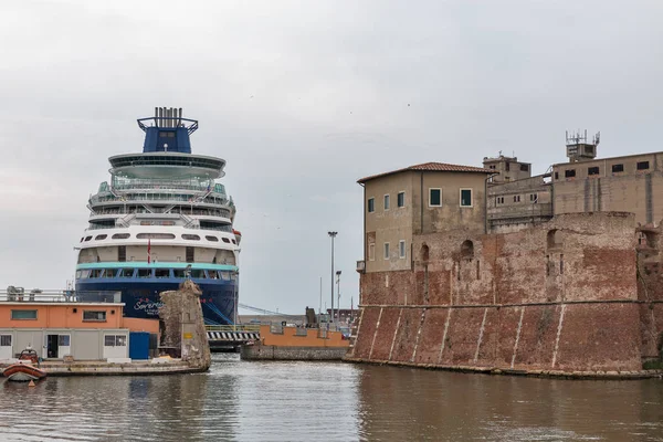 Suverän lyxkryssningsfartyg i Livorno, Italien. — Stockfoto
