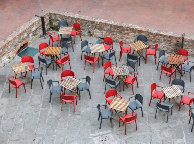 Boş kafe masaları yukarıdan görünümü, İtalya.