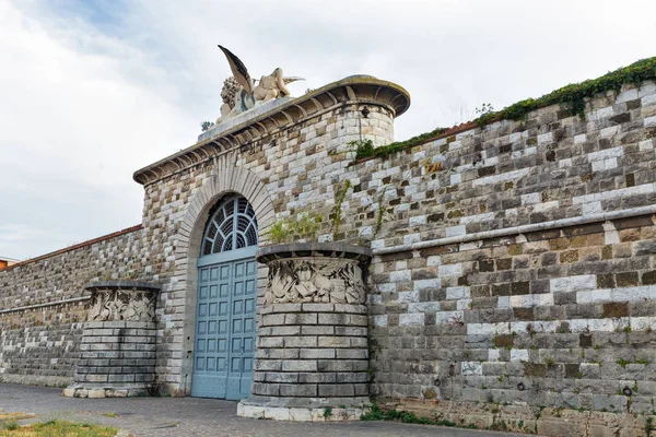 Brána do velkého přístavu Livorno, Itálie. — Stock fotografie