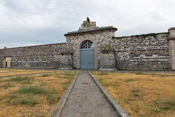 Brána do velkého přístavu Livorno, Itálie. — Stock fotografie