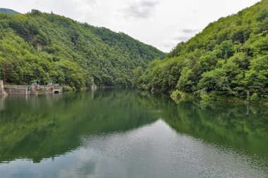 Toskana Pavana baraj gölü, İtalya.
