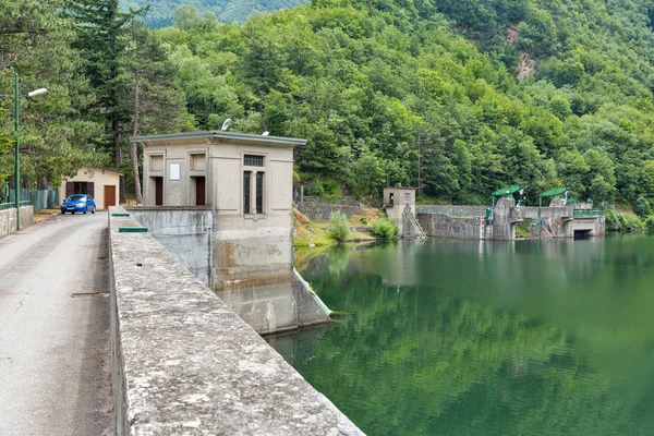 Toskana Pavana baraj gölü, İtalya. — Stok fotoğraf
