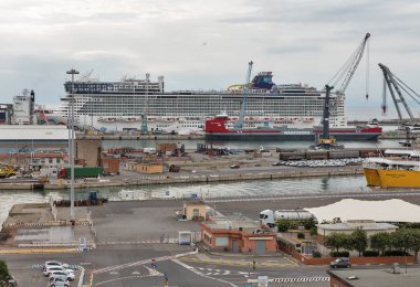 Livorno limanında feribot terminali, İtalya.