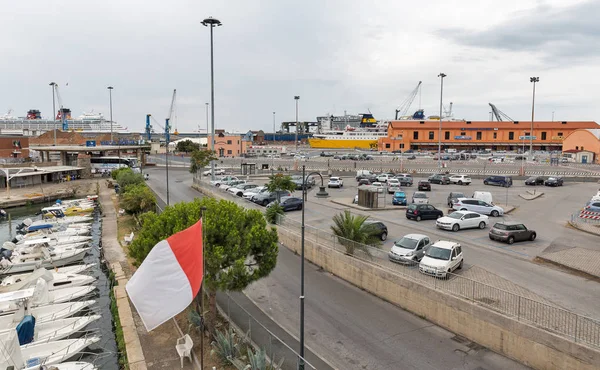 Puerta de la fortaleza del puerto con barcos amarrados en Livorno, Italia . — Foto de Stock