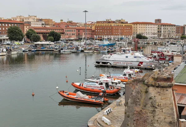 Livorno paisaje urbano con canal y Fortaleza Vieja, Italia . —  Fotos de Stock