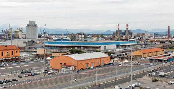 Průmyslový terminál v Livorno port, Itálie. — Stock fotografie