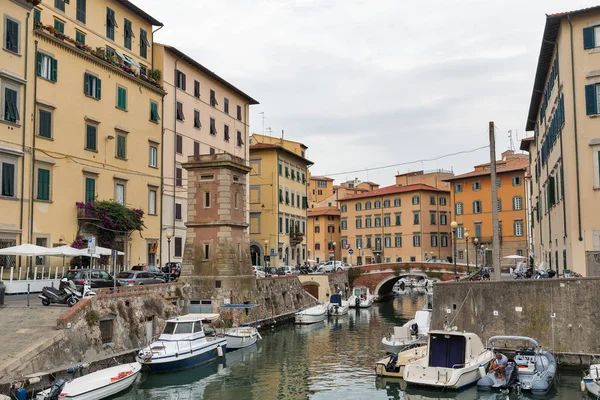 Stadsbilden med Canal i Livorno, Italien — Stockfoto