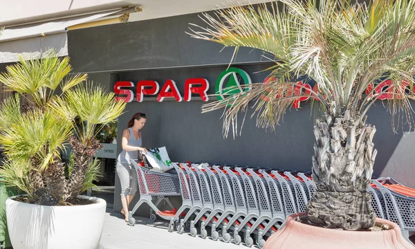 Supermarket Spar v Ajacciu, Korsice, Francie. — Stock fotografie