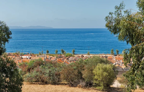Seascape med kyrkogård. Ajaccio, Korsika, Frankrike. — Stockfoto