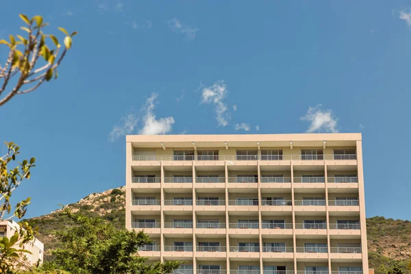 Edificio residencial Ajaccio. Isla de Córcega, Francia . — Foto de Stock