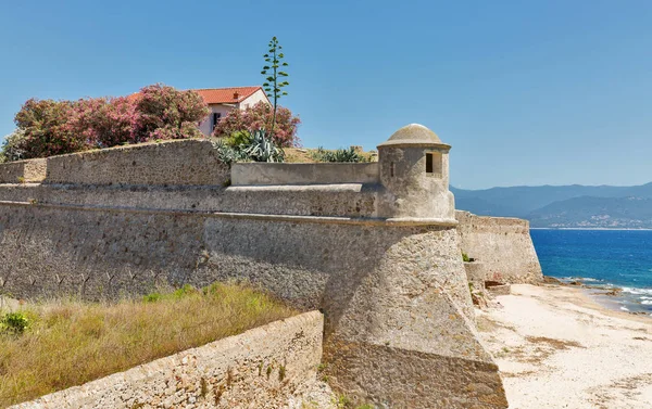 Fästning MIOLLIS på havet stranden i Ajaccio, Korsika, Frankrike. — Stockfoto