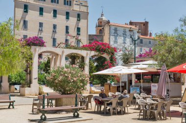 Ajaccio'daki General de Gaulle meydanı, Korsika adası, Fransa.