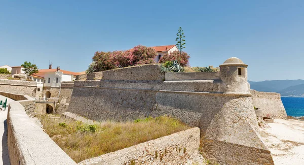Fortezza Miollis sulla spiaggia di Ajaccio, Corsica, Francia . — Foto Stock